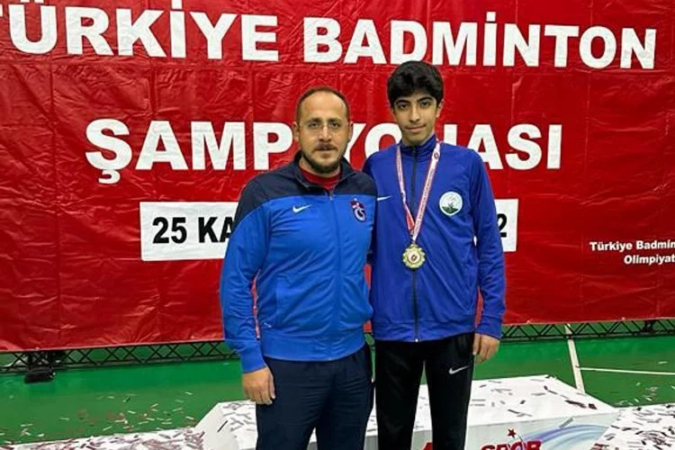 Bursa Osmangazili badmintoncudan altın madalya