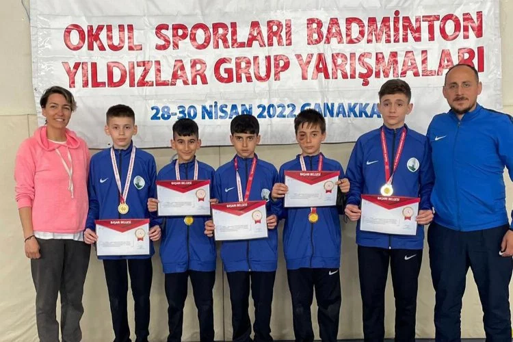 Bursa Osmangazili badmintoncular Çanakkale'de başarıyla döndü