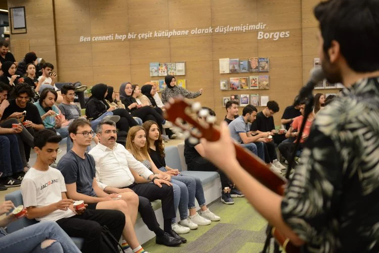 Bursa Yıldırım'da gençlere gitarlı moral