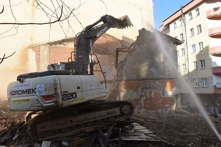 Bursa Yıldırım'da estetği bozan metruklar yıkılıyor