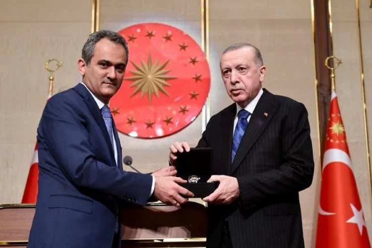 Bursalı öğrencilerin ürettiği ilk saat Cumhurbaşkanı Erdoğan'a takdim edildi