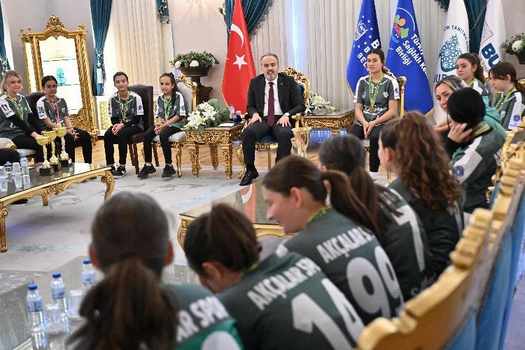 Bursalı şampiyon sporculardan Başkan Aktaş’a ziyaret