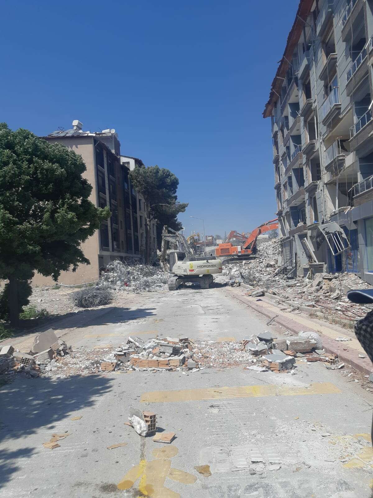 Hatay Büyükşehir Belediyesi, enkaz ayrıştırmasının caddelerde ve enkaz sahasında yapılmasının, Hatay’ın zorlukla işlevini sürdüren ve yeni yapılan altyapısına da zarar verdiğini belirtti