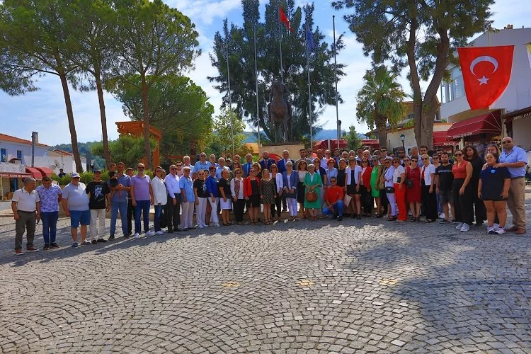 CHP Güzelbahçe'den Ata'ya 100. yıl çelengi