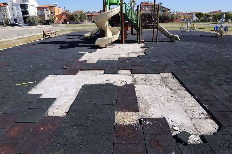 Aksaray’da çocukların oyun parkını yaktılar!