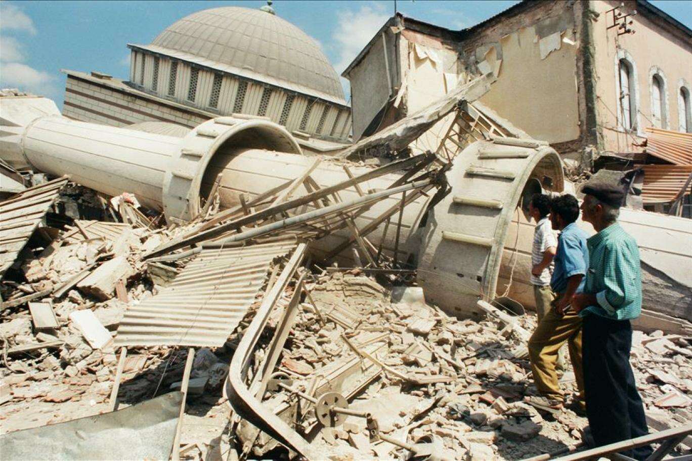 Землетрясения 17. Стамбульское землетрясение 1999. Измир землетрясение 1999. Землетрясение в Турции 1999. Землетрясение в Стамбуле 1999.