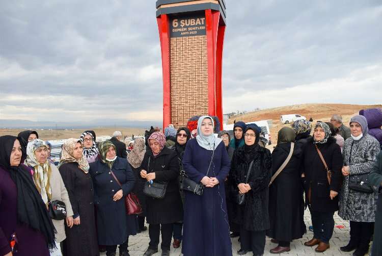 6 Şubat 2023 tarihinde "asrın felaketi" olarak nitelendirilen depremlerde hayatını kaybeden Malatyalılar, anma programıyla mezarları başında anıldı.