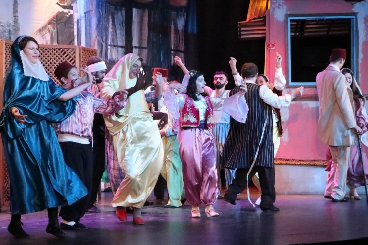 Manisa'da Dünya Tiyatro Günü’ne özel ‘Kaynana’ oyunu sahnelendi