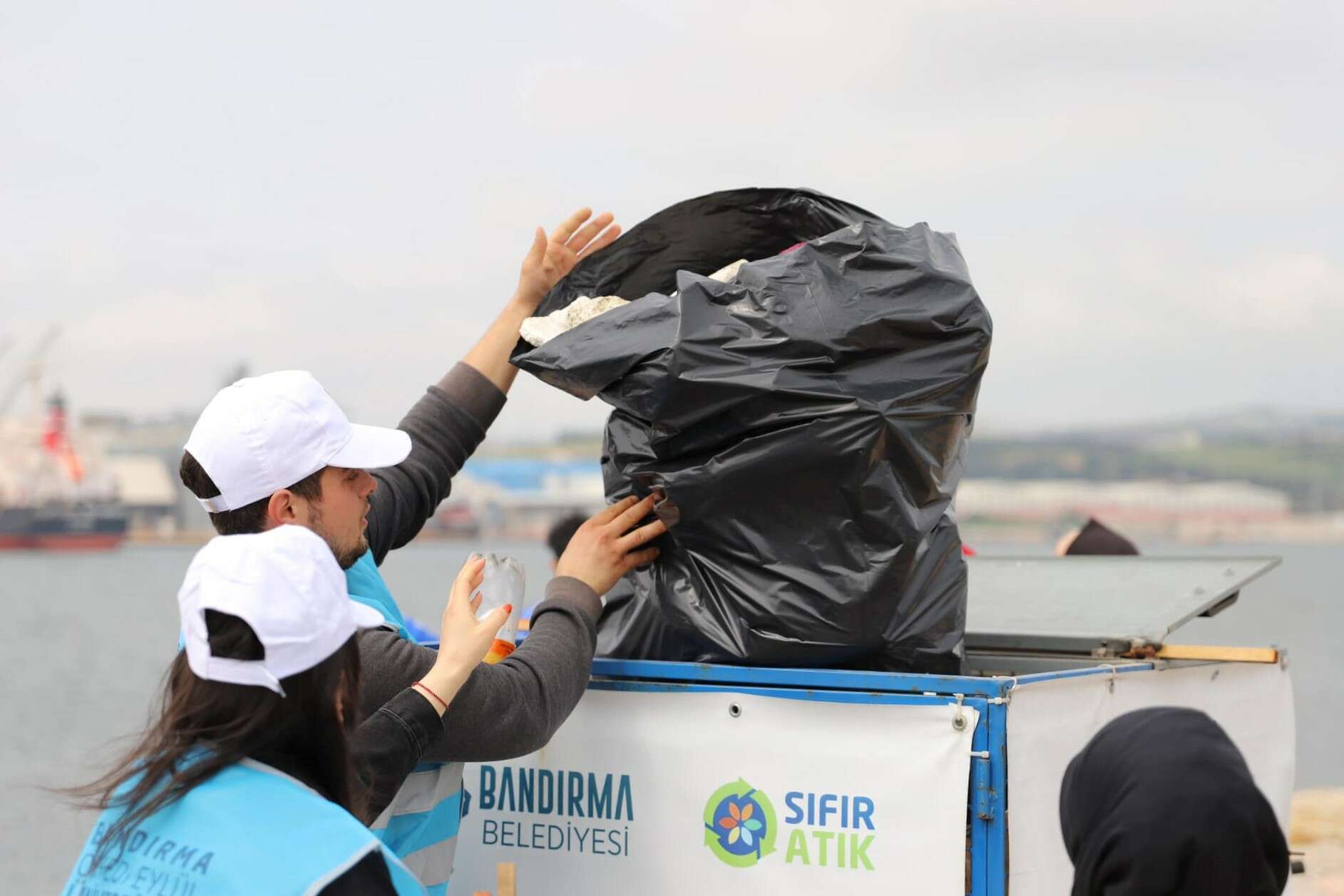 Bandırma'da derinlemesine kıyı temizliği... 1 saatte 780 kilogram atık çıktı