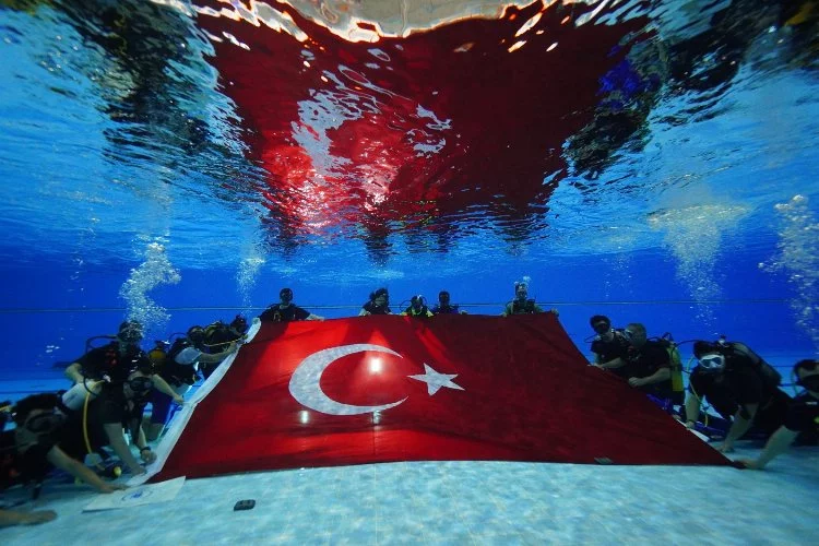 Engelli dalgıçlardan Türk Bayrağı şovu 