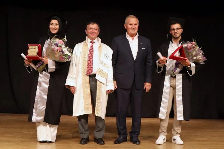 Erciyes Üniversitesi İletişim Fakültesi'nde mezuniyet sevinci