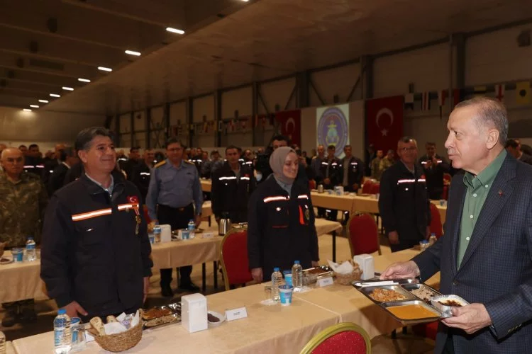 Erdoğan Ramazan'ın son iftarını tersane işçileriyle yaptı