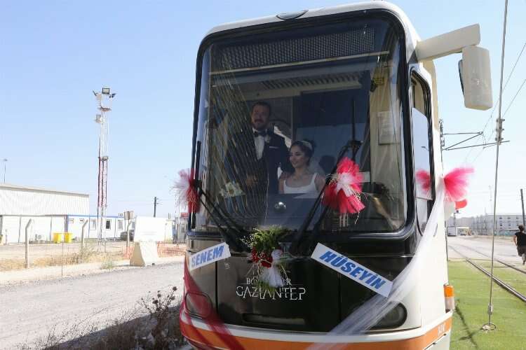 Gaziantep’te vatman çiftin düğün aracı da tramvay oldu
