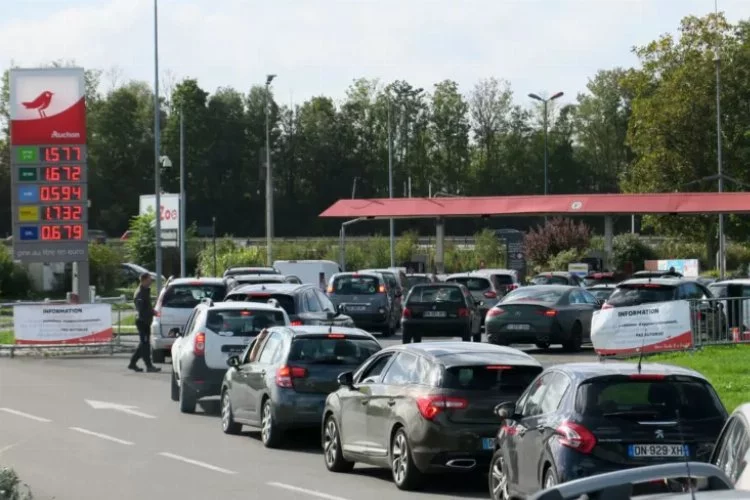 Fransa'da kriz sürüyor... 3 istasyondan birinde benzin yok!