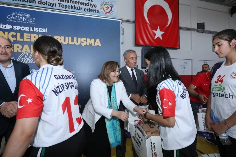 Gaziantep'ten Nizip Spor öğrencilerine malzeme desteği