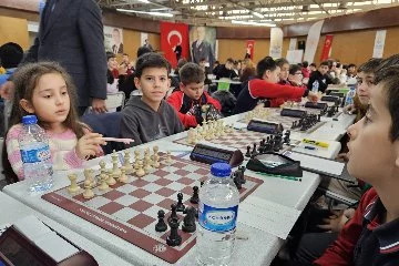Gölcük'te satranç turnuvası başladı