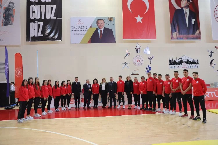 Kayseri'de Başkan Büyükkılıç, Vali Çiçek ile 19 Mayıs kutlamalarına katıldı 