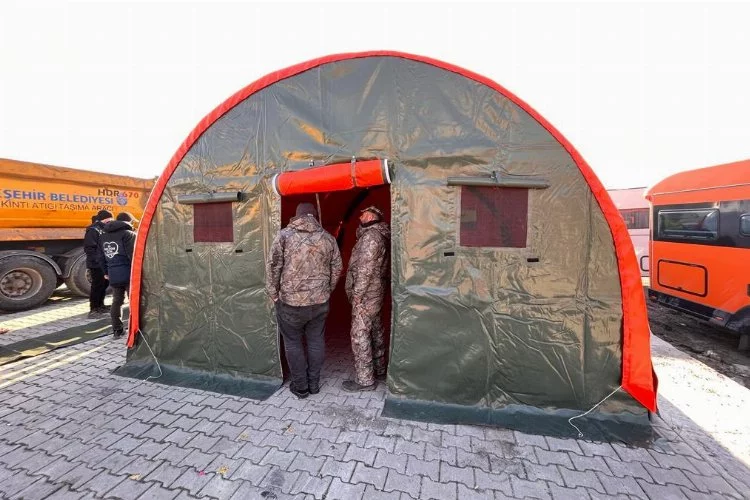 İstanbul Hatay'a ısı yalıtımlı çadırlar kurdu