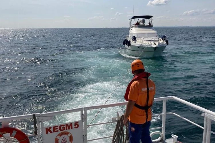 İstanbul Kınalıada'da 4 kişinin olduğu tekne sürüklendi