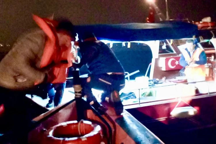 İstanbul Maltepe'de tekne karaya oturdu