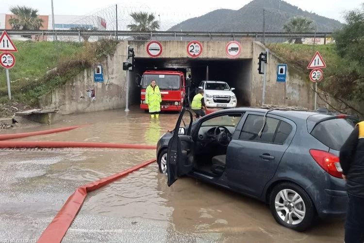 İzmir Büyükşehir'den sel açıklaması: Yaşam olumsuz etkilenmedi