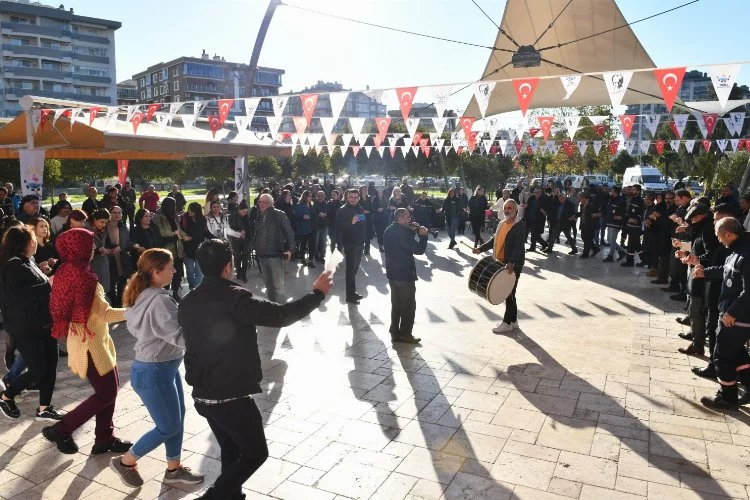 İzmir Çiğli'de davullu zurnalı 'toplu' sevinç