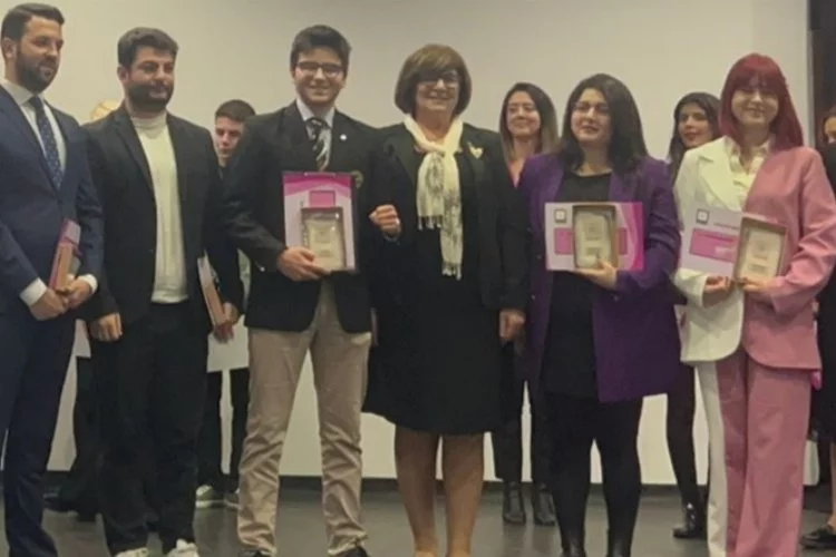 İzmir'de 'ışıldayan' genç siyasetçilere ödül