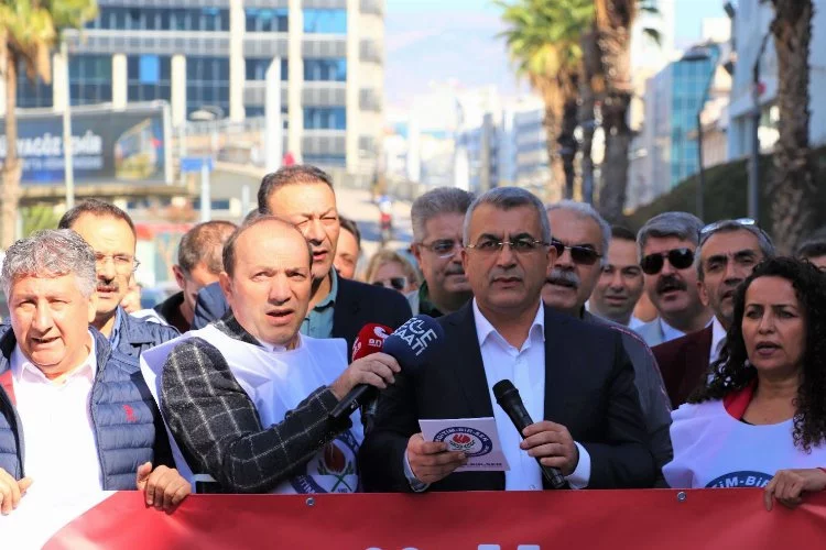 İzmir'de öğretmenlerden 'Meslek Kanunu' eylemi