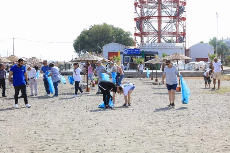 İzmir Güzelbahçe’de CHP'den plaj temizliği