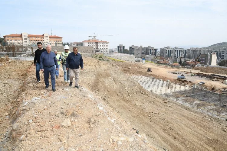 İzmir Karabağlar'da Atatürk Gençlik ve Spor Merkezi inşaatı incelendi 