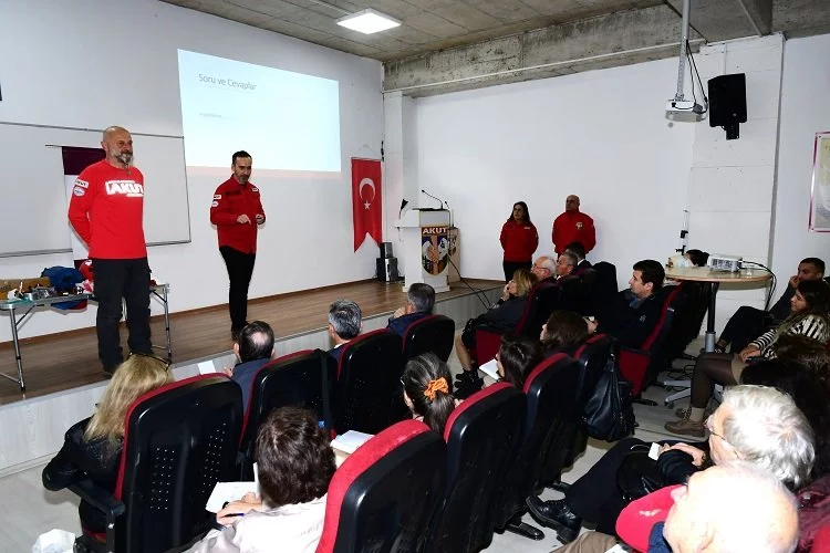 İzmir Karabağlar'da Mahalle Afet Gönüllüleri eğitimi başladı