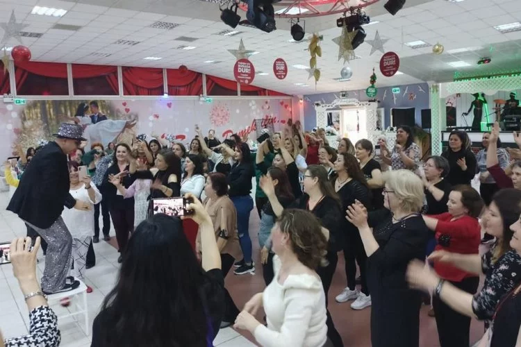 İzmir Karşıyakalı kadınlar eğlenceye doydu