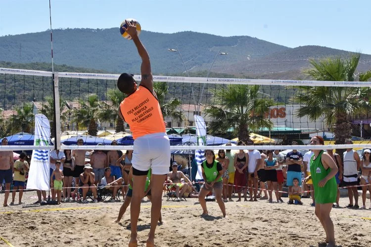 İzmir Yenifoça'da plaj voleybolu heyecanı