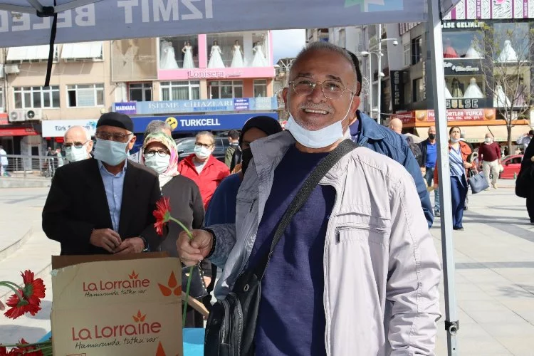İzmit Belediyesi kentin yaşlılarına selvi fidanı hediye etti