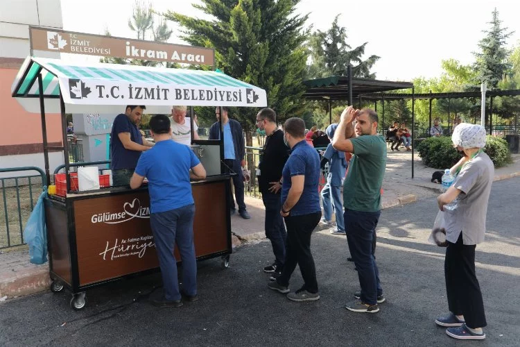 Kocaeli İzmit Belediyesinin yeni mobil çorba dağıtım araçları hizmete başladı
