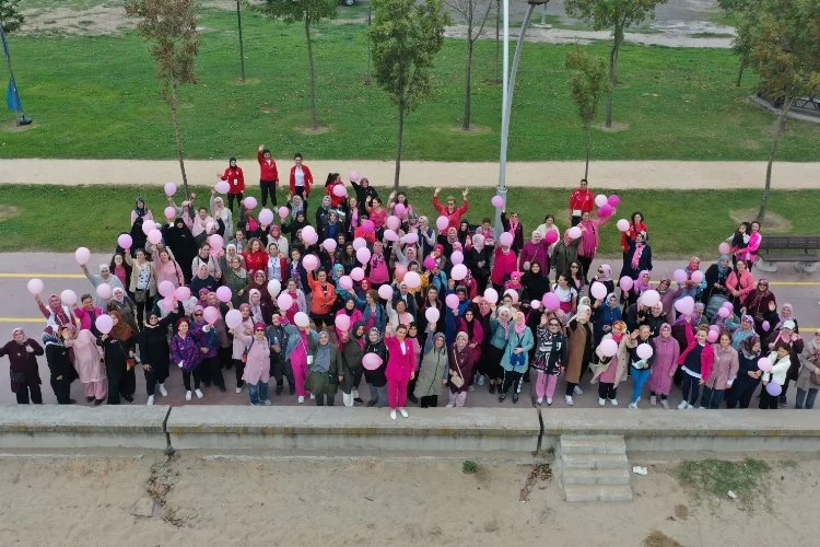 Kadınlardan Kocaeli'de pembe balonlu yürüyüş