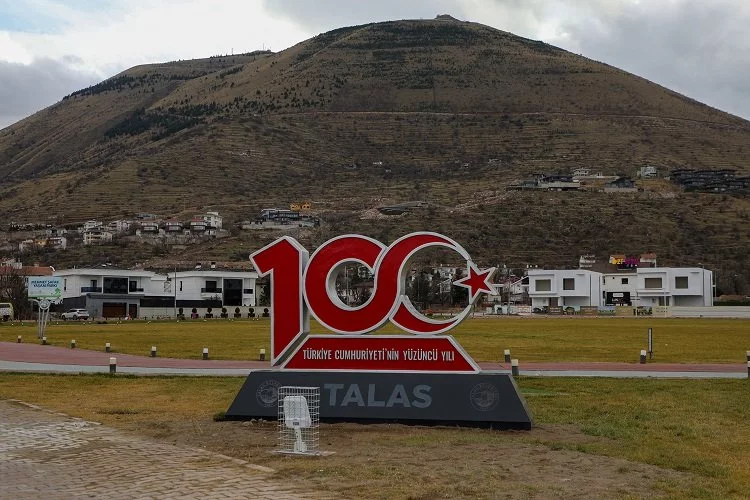 Kayseri Talas'ta paraşüt alanına anıt