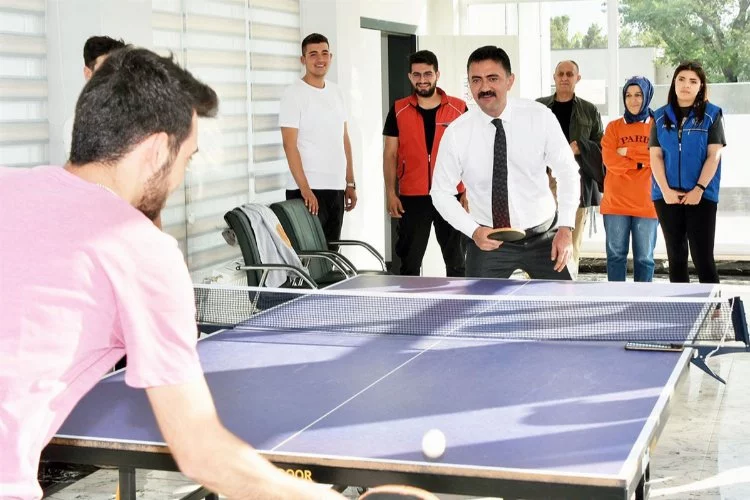 Kırıkkale Valisi öğrencilerle masa tenisi oynadı