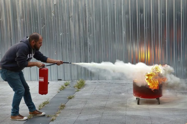 Kocaeli İzmit'te belediye personeline yangın eğitimi