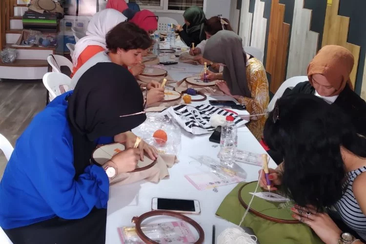 Kocaeli İzmit'te kadınlar el emeği öğreniyor