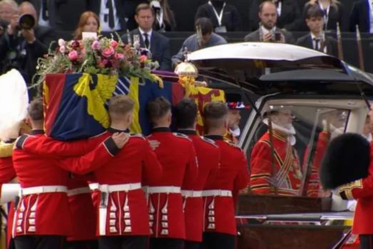 Kraliçe'nin cenazesi son yolculukta