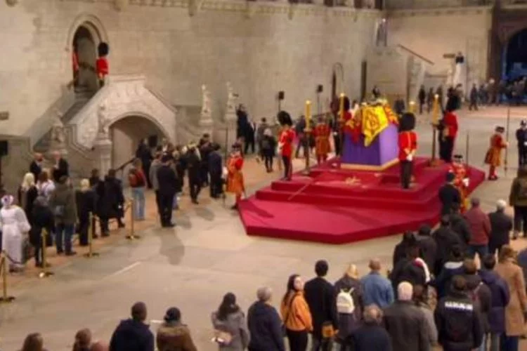 Kraliçe'nin cenazesi ziyarete kapatıldı