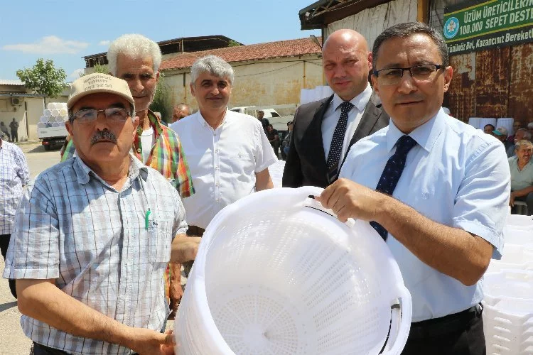 Manisa Alaşehir'de 20 bin üzüm sepeti dağıtıldı