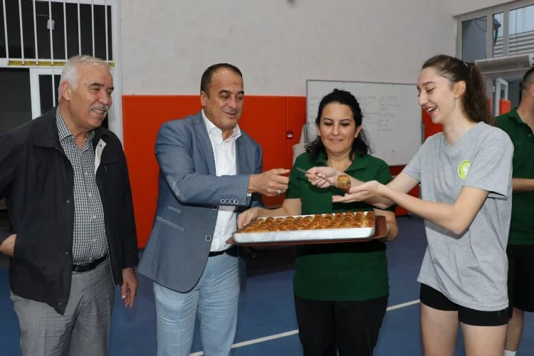 Manisa Büyükşehir'in yönetiminden voleybol takımına ziyaret