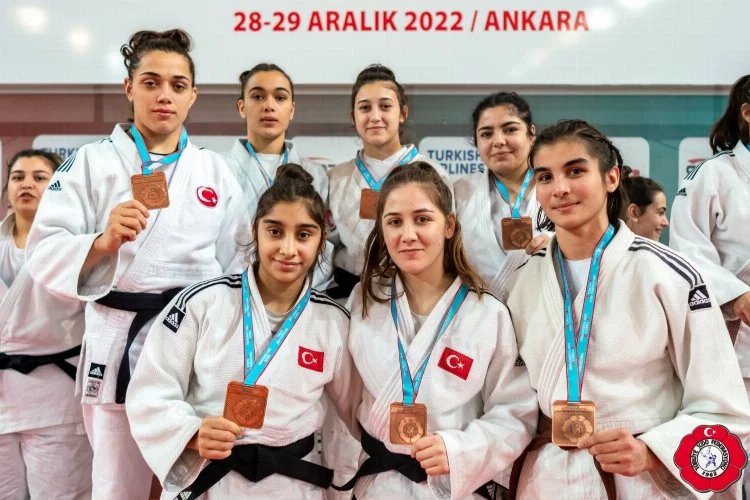 Manisa'nın kadın judocuları Süper Lig'e yükseldi