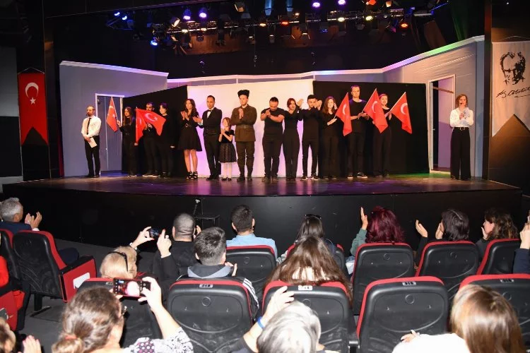 Manisa Şehir Tiyatrosu, Bursa'daki 'Son Balo'yu sahneledi
