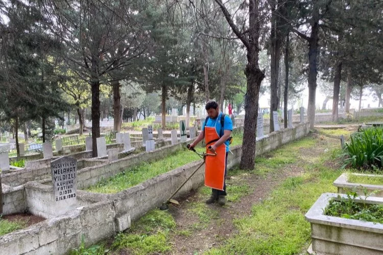 Manisa'da mezarlıklarda bayram temizliği 
