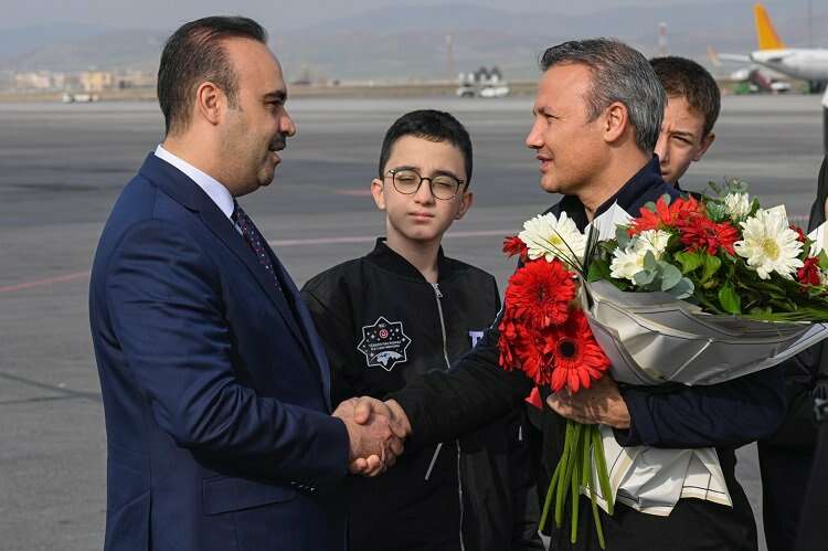 Türkiye'nin ilk astronotu yurda döndü