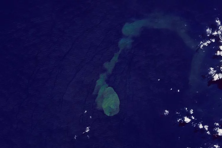 NASA denizaltı volkan patlamasını yakaladı!