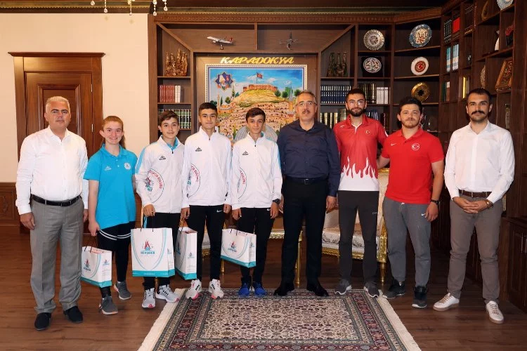 Nevşehir'de Mehmet Savran'dan başarılı sporculara ödül